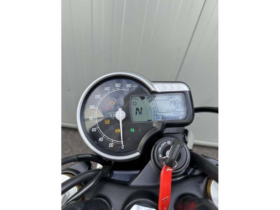 TRIUMPH SPEED 400 - faible kilométrage