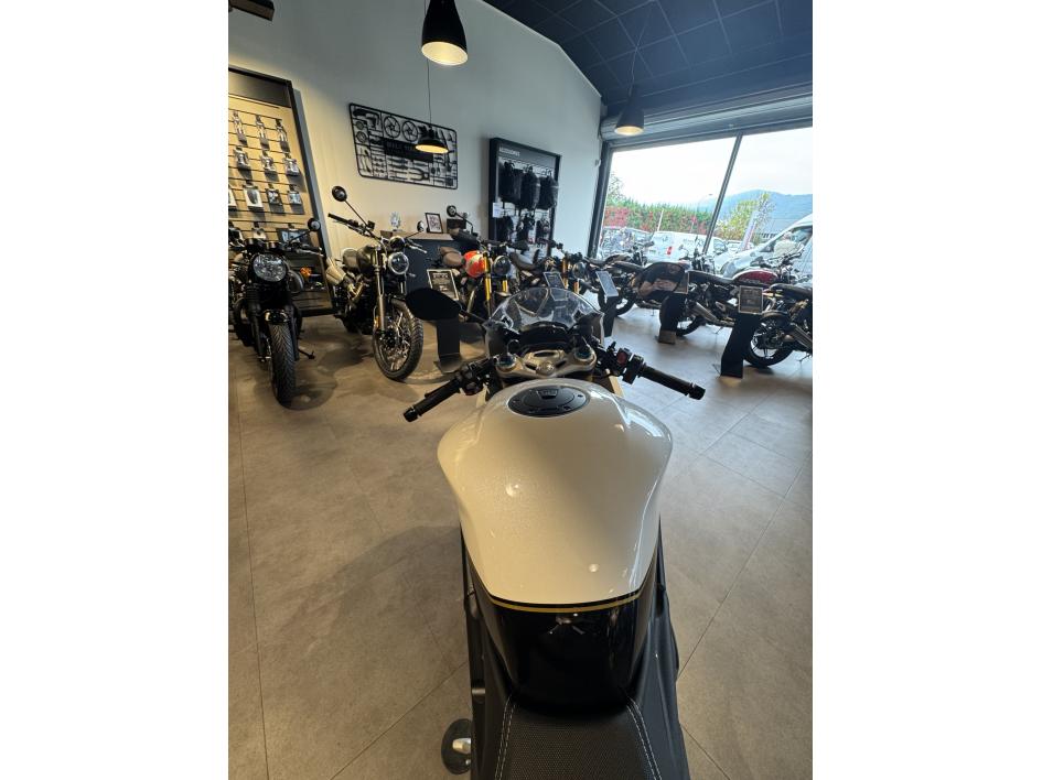 TRIUMPH SPEED TRIPLE 1200 RR - CRYSTAL WHITE