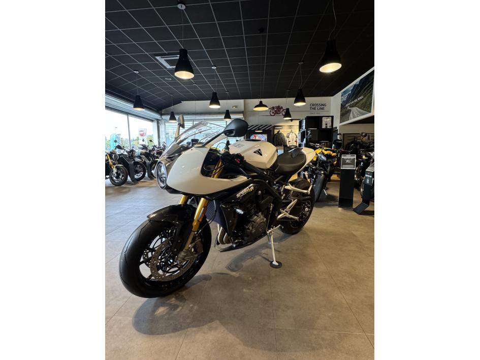 TRIUMPH SPEED TRIPLE 1200 RR - CRYSTAL WHITE