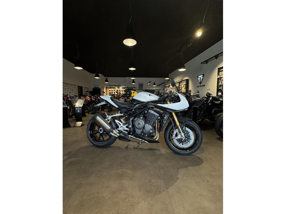 TRIUMPH SPEED TRIPLE 1200 RR - CRYSTAL WHITE