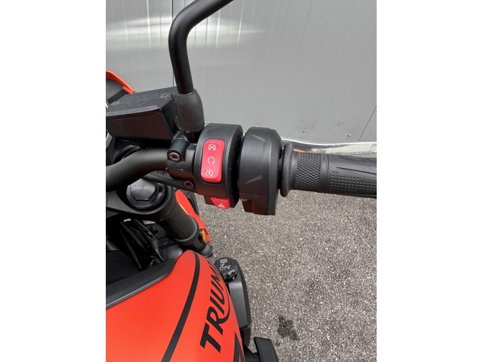 TRIUMPH TRIDENT 660 - Baja orange A2