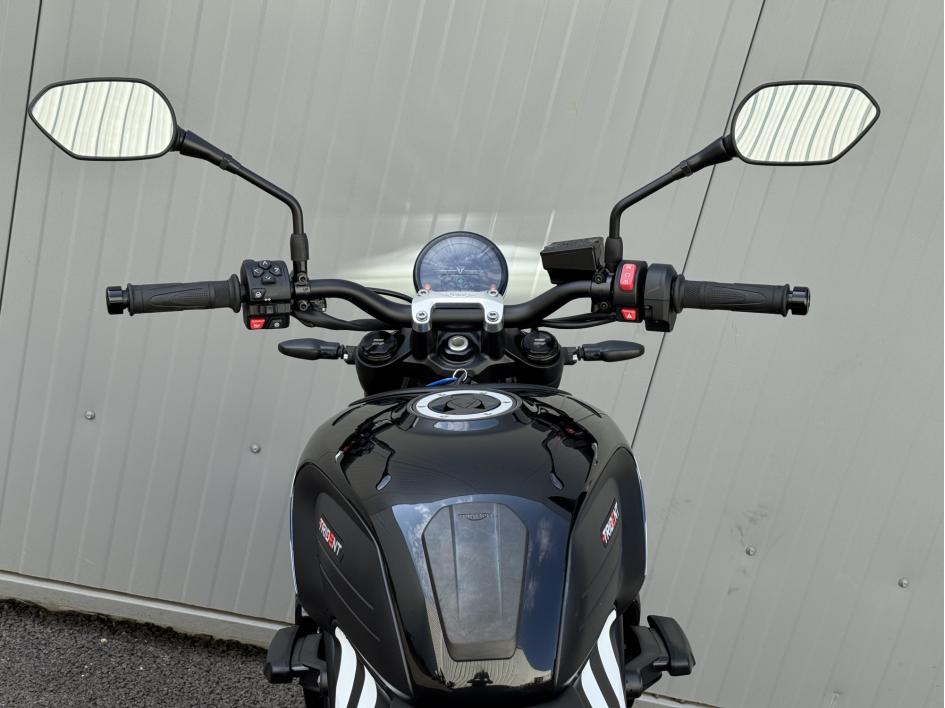 TRIUMPH TRIDENT 660
