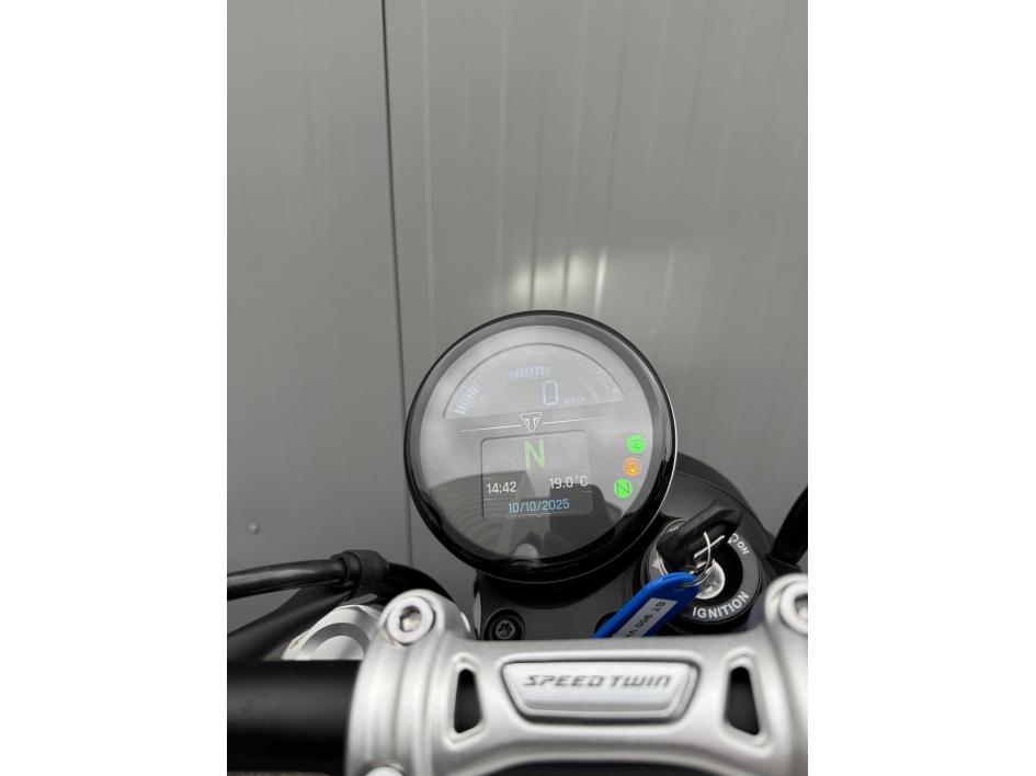 TRIUMPH SPEED TWIN 900